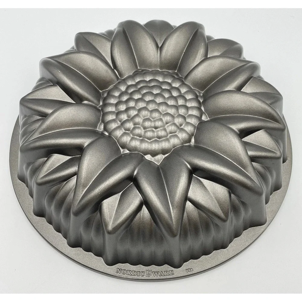 Nordic Ware Sunflower Bundt Cake Pan 10 Cup Cast Aluminum Nonstick USA 10-5/8